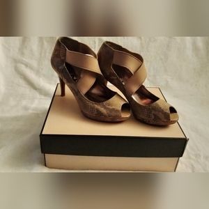 DKNY Women's strappy Tan snakeskin patterned peep toe heels size 8.5
